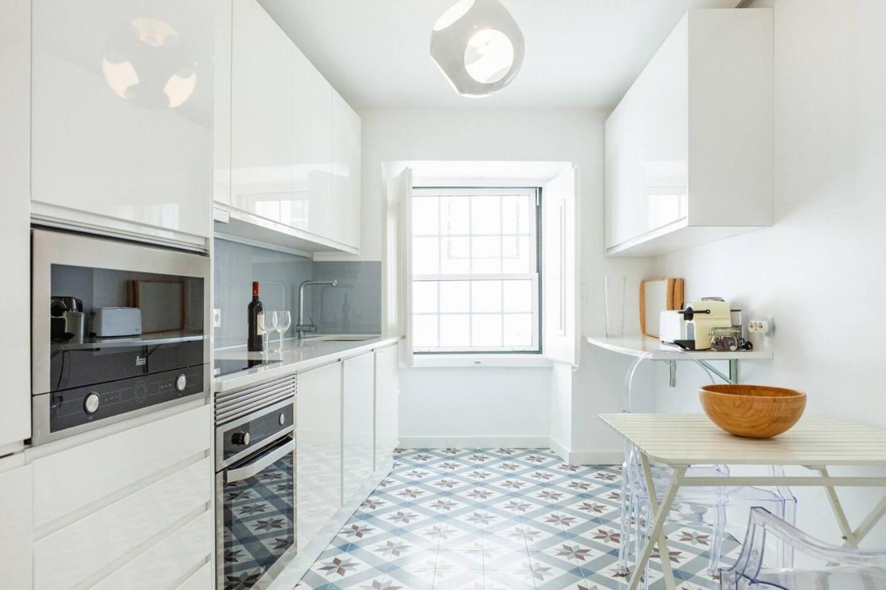 Alfama Delight: Panoramic River Views In Historic 18th Century Building Lisboa